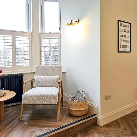 Luxury 2 Bed Townhouse Flat *