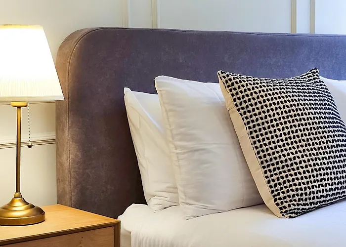 Luxury 2 Bed Townhouse Flat *