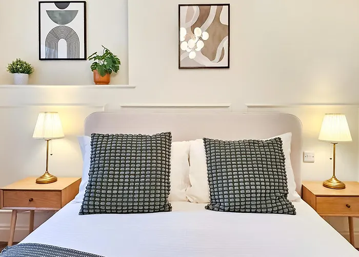 Luxury 2 Bed Townhouse Flat *