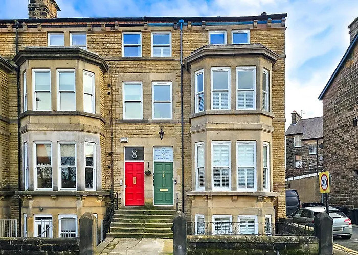 Luxury 2 Bed Townhouse Flat *