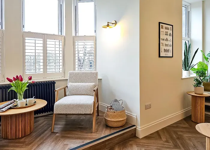 Luxury 2 Bed Townhouse Flat *