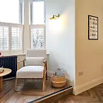 Luxury 2 Bed Townhouse Flat *