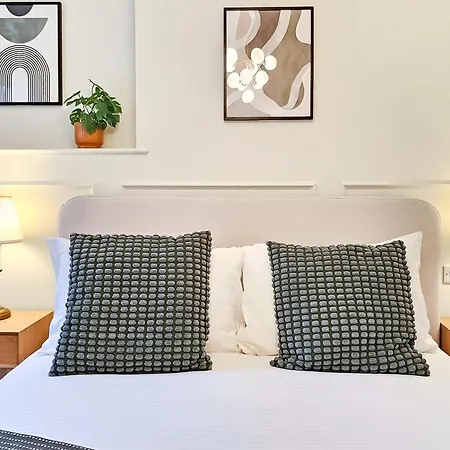 Luxury 2 Bed Townhouse Flat *